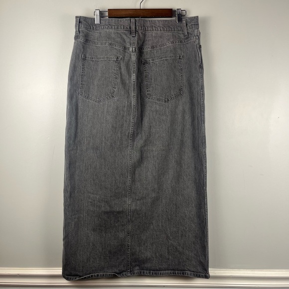 Madewell Denim Side-Slit Midi Skirt in Hallandale Wash
Size 32 - Picture 7 of 8